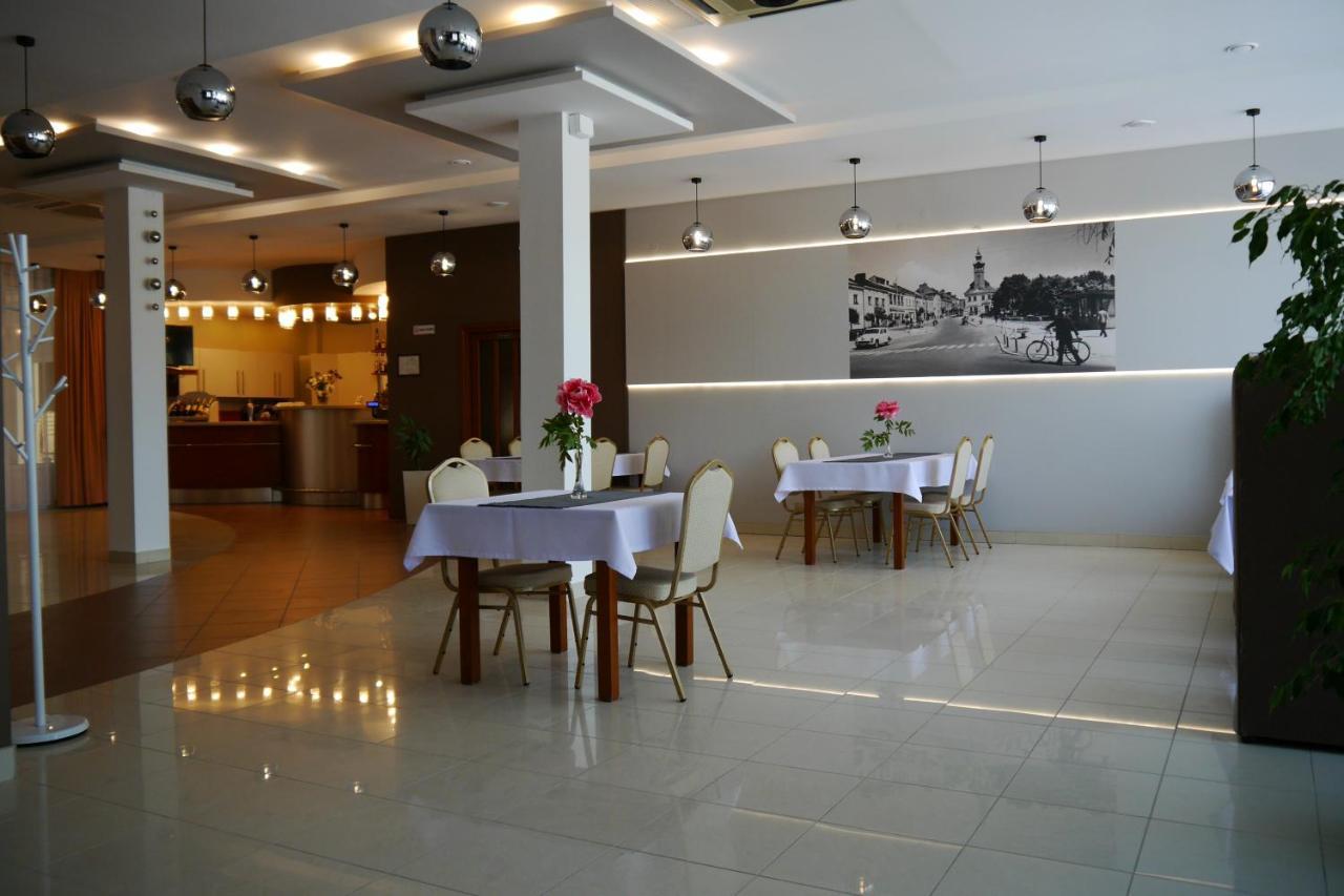 פשבורסק Hotel Restauracja Leliwa מראה חיצוני תמונה